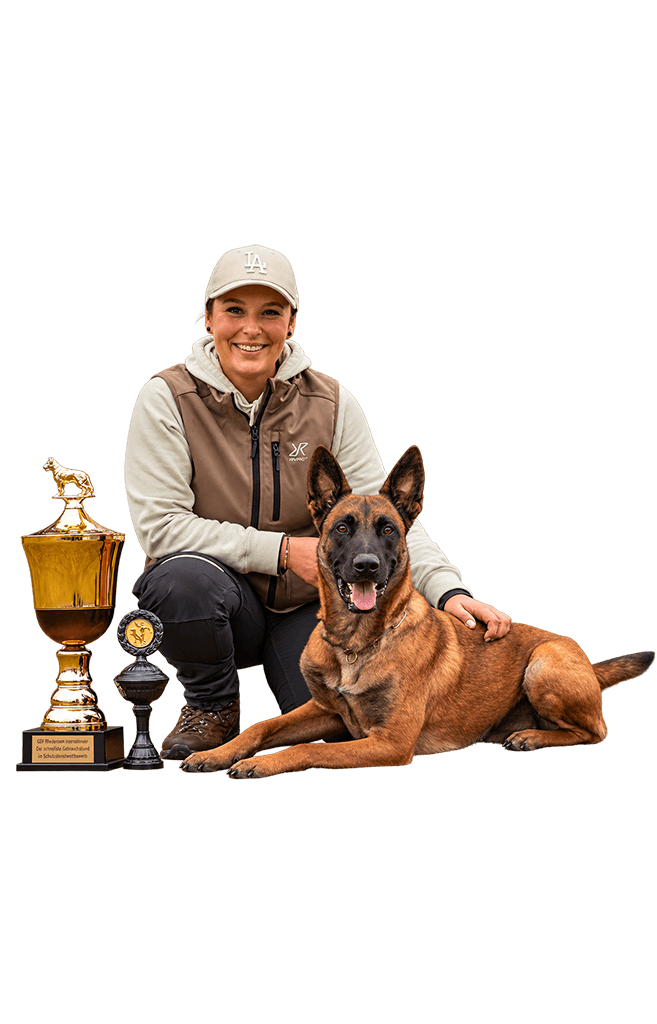 Hundeführerin mit Hund und Pokalen nach erfolgreichem Hundesport